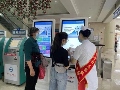信阳市人民医院开展“文明服务我出彩 群众满意在窗口”活动，健康信息咨询受好评
