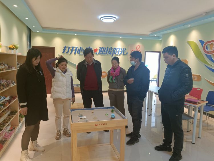 关爱心理健康，共筑和谐校园——刘沧山校长视察学校心理健康教育咨询中心及民族医药研究院健康信息咨询
